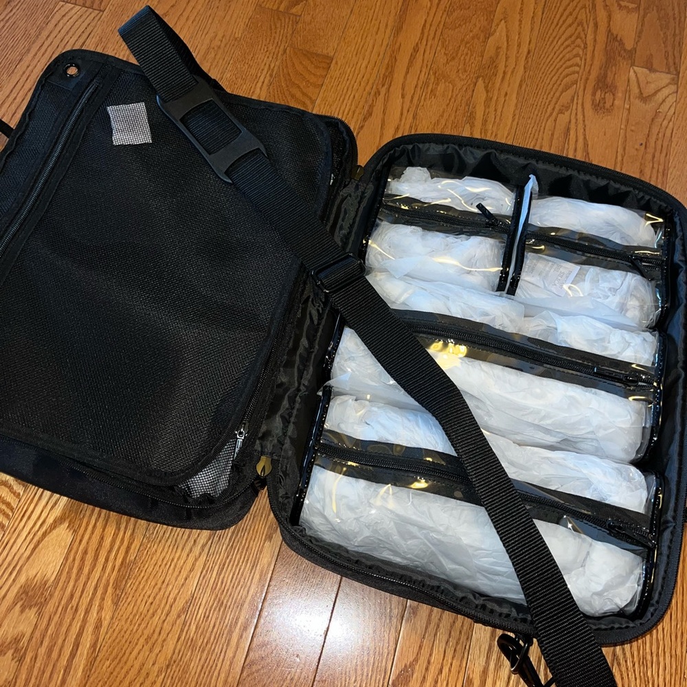 SOLD 🔴 MAC profesionnal travel case 💄🖤